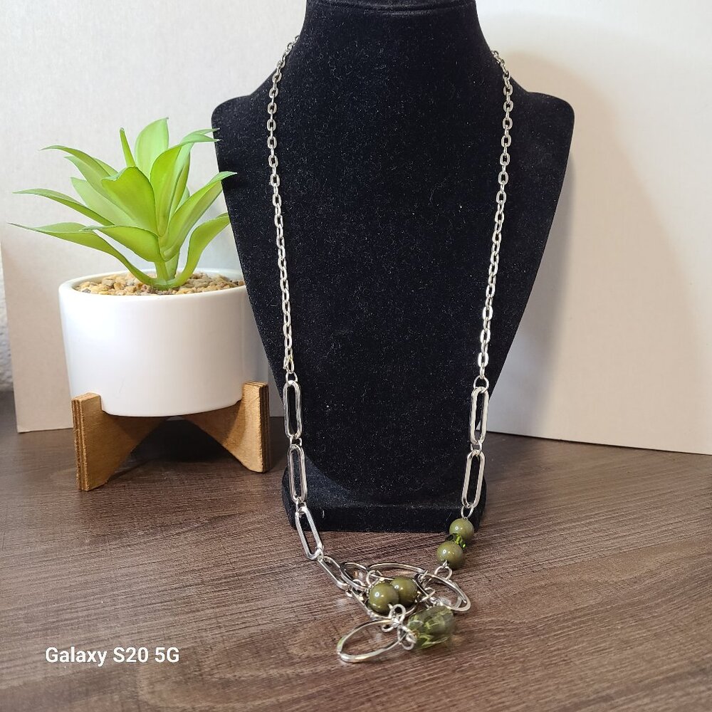 Unbranded Silver Tone w/Green Beads Necklace Ladies Pre-Owned Vintage Casual